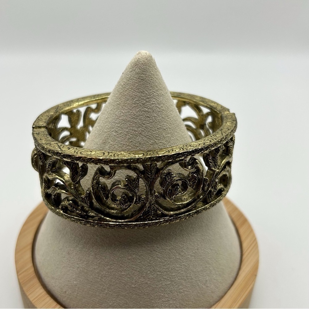 Elegant Chic Gold Tone Filigree with Leaves Hinged Bangle Bracelet